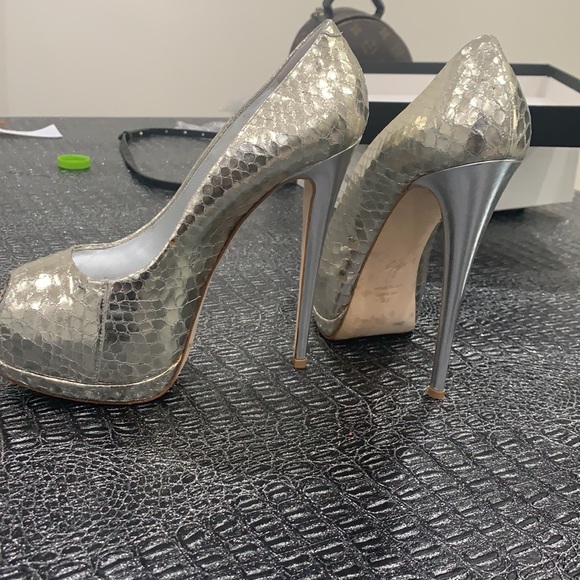 Worn once guiseppe Zanotti ๐๐๐๐ - Picture 3 of 3